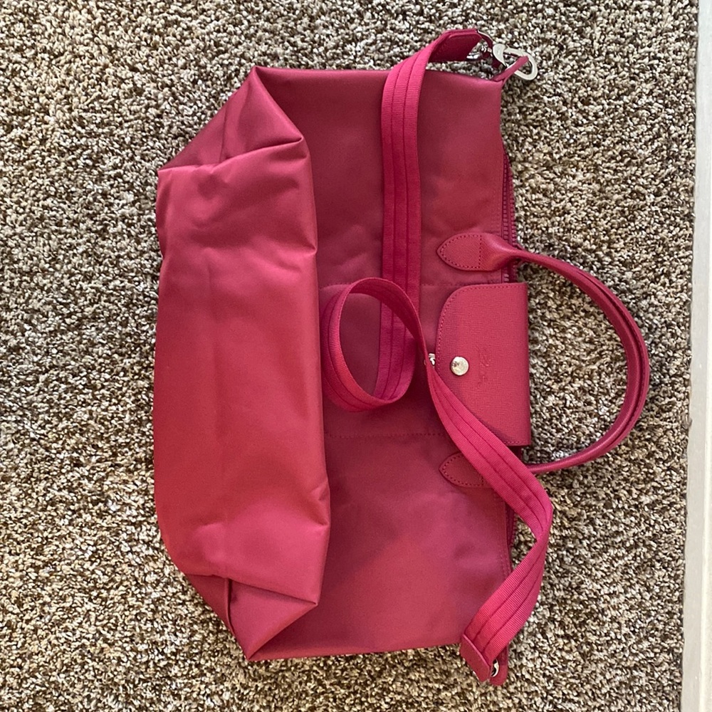Used once Longchamp fuchsia shoulder bag. Great condition!!!